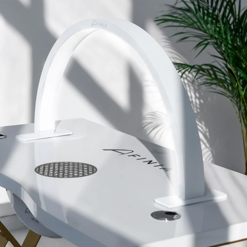 Entdecke die Afinia Wave Lampe für Dein Schönheitsstudio. Einstellbare Beleuchtung, modernes Design und perfekt für Projekt-Fotografie.