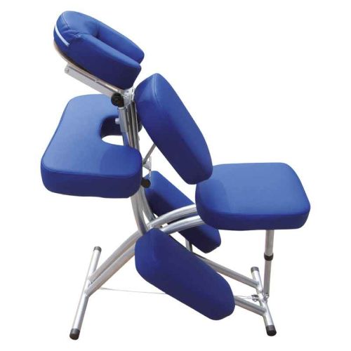 Der Massagestuhl ermöglicht die Behandlung von Patientinnen und Patienten in sitzender Position. Das leichte Gestell aus Aluminium ist an allen tragenden Teilen mit Stahl verstärkt und bietet dadurch eine hohe Belastbarkeit und einen sicheren Stand.