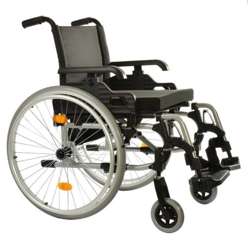 Der Teqler-Rollstuhl kann vom Patienten selbst oder vom Pflegepersonal bedient werden. Der Rollstuhl ist mit einem gepolsterten Sitzkissen und einer gepolsterten Rückenlehne ausgestattet. Der Rollstuhl bietet einen angenehmen Sitzkomfort.