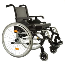 Der Teqler-Rollstuhl kann vom Patienten selbst oder vom Pflegepersonal bedient werden. Der Rollstuhl ist mit einem gepolsterten Sitzkissen und einer gepolsterten R&uuml;ckenlehne ausgestattet. Der Rollstuhl bietet einen angenehmen Sitzkomfort.